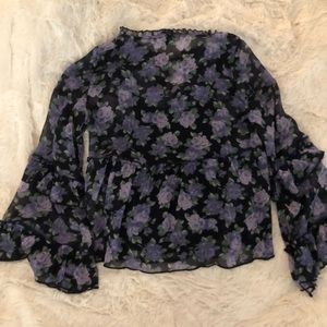 🔴3/$10🔴 Women’s AE bell sleeve sheer top🔴🔴